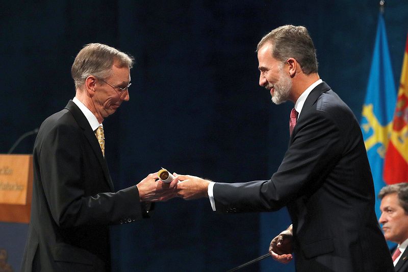 El rey Felipe VI, junto al biólogo sueco Svante Pääbo (i), director del Instituto Max Planck de Antropología Evolutiva de Leipzig.