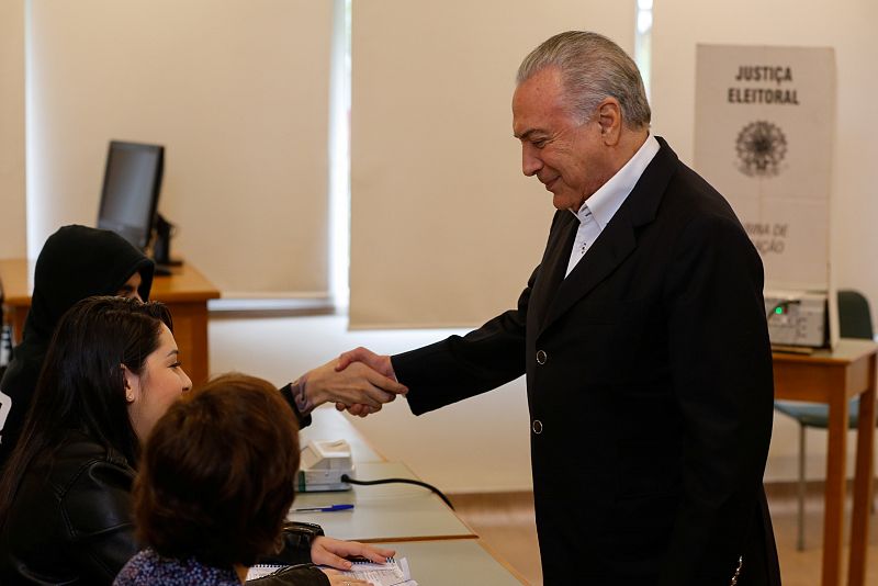 El presidente de Brasil, Michel Temer, vota en un colegio electoral en Sao Paulo