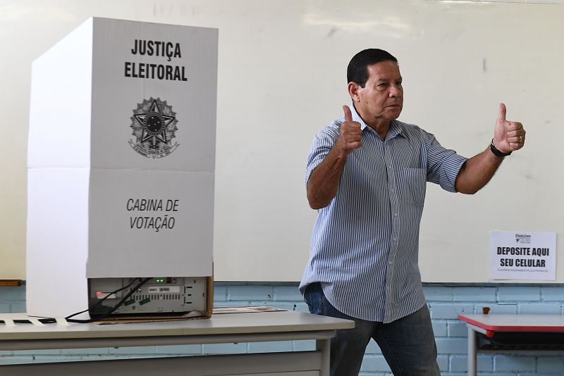 El candidato a la vicepresidencia por el Partido Social Liberal (PSL) de Bolsonaro, Hamilton Mourao, vota en Brasilia