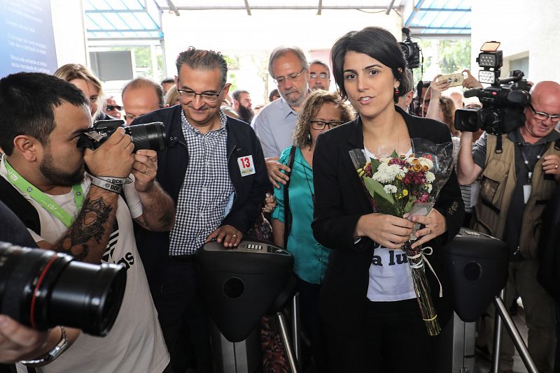 La candidata a la vicepresidencia por el Partido de los Trabajadores (PT), Manuela D'Avila, en un centro electoral en Porto Alegre