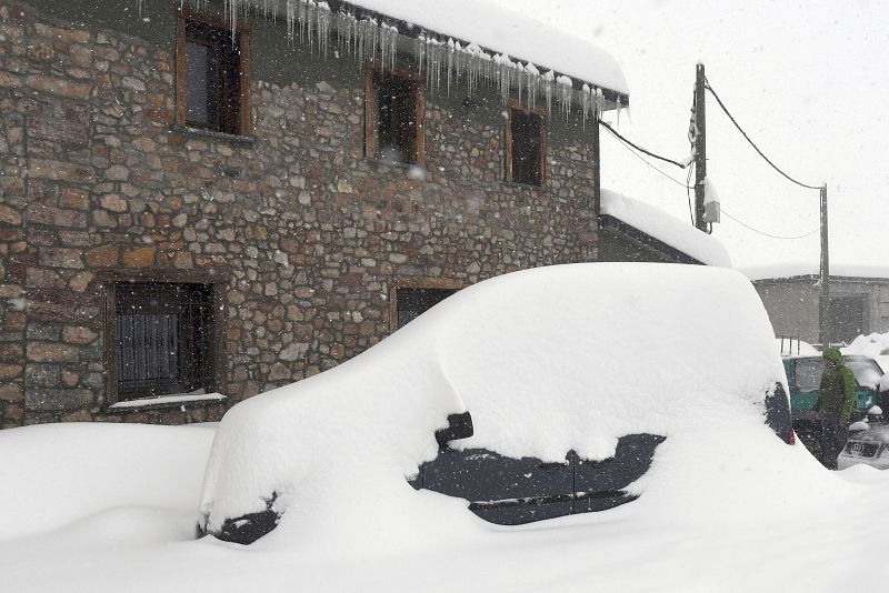 Un vehículo enterrado en nieve en el Puerto de Pajares