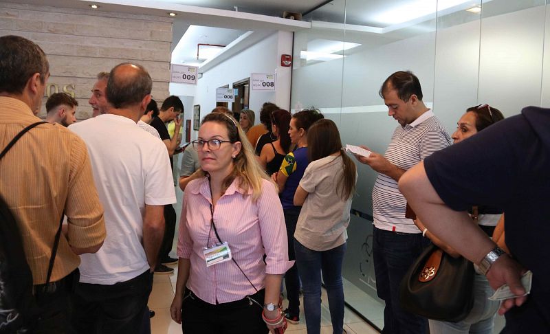 Ciudadanos brasileños hacen fila votar en la sede del consulado de Brasil en Asunción (Paraguay)