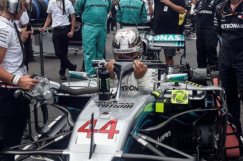 Hamilton tras ganar su quinto Mundial sobre el asfalto mexicano.