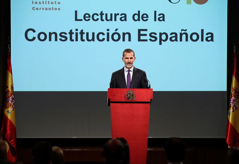 El rey Felipe VI inicia la lectura de la Carta Magna en el Instituto Cervantes de Madrid. Foto: EFE/BALLESTEROS