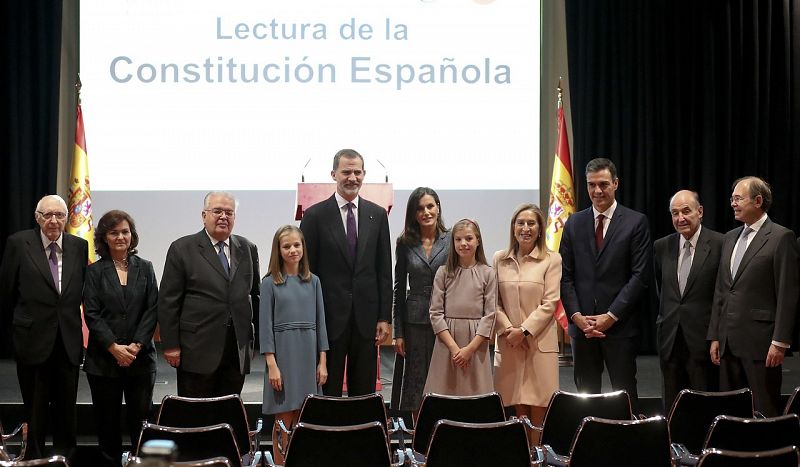Los reyes acompañados por sus hijas, la princesa Leonor, y la infanta Sofía con las autoridades asistentes a la sede de Instituto Cervantes. Foto: Efe/Ballesteros