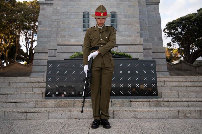 Un soldado del ejército de Nueva Zelanda hace guardia en la tumba al soldado desconocido en el Memorial de Guerra en Wellington
