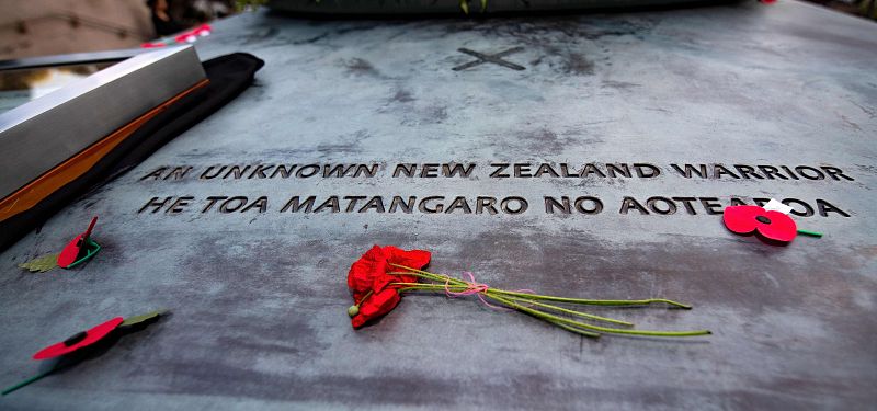 Amapolas sobre la tumba al soldado desconocido en el Memorial de Guerra de la capital neozalandesa