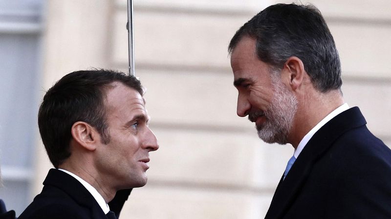 El rey Felipe VI en su encuentro con el presidente Macron durante la ceremonia de la conmemoración del centenario del armisticio de la Primera Guerra Mundial