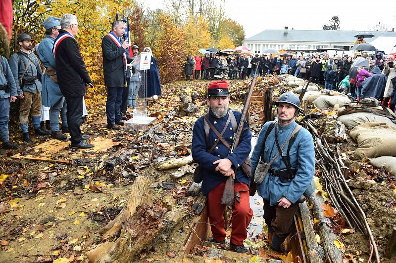 Dos personas con uniformes del ejército francés posan en una trinchera de la I Guerra Mundial reconstruida en La Guierche, en el noroeste de Francia