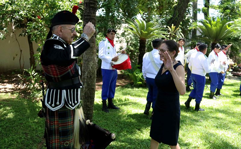 La embajadora de Francia en Paraguay, Sophie Aubert, saluda a un músico británico durante un acto de conmemoración del centenario del armisticio de la I Guerra Mundial en la sede de la Embajada francesa, en Asunción