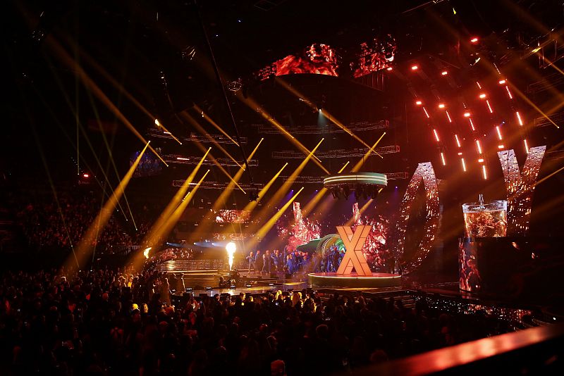Nicky Jam, J Balvin y Steve Aoki en un momento de la ceremonia de Premios Grammy Latinos. 