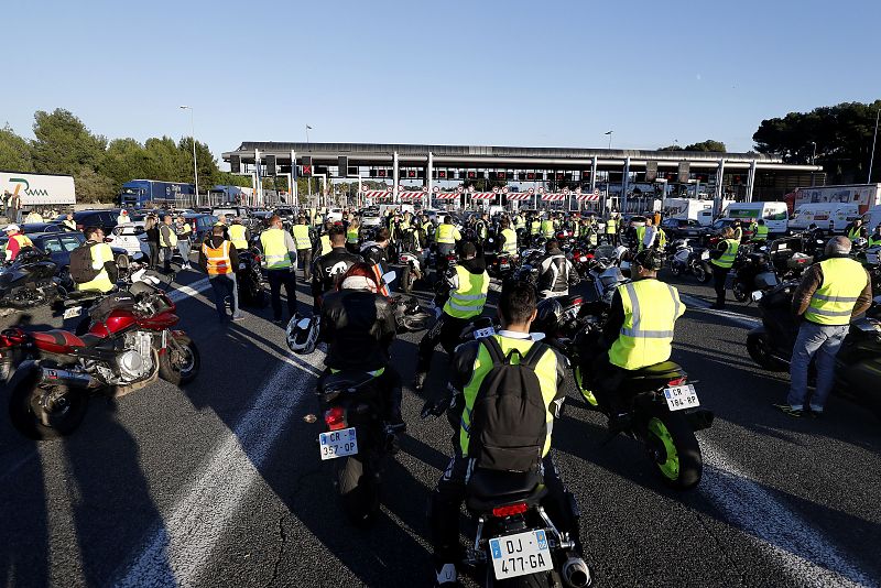 Manifestantes bloquean los peajes de una autopista en Antibes