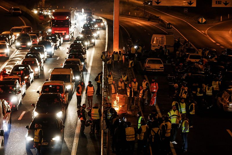 Los manifestantes bloquean una vía de circunvalación en Caen