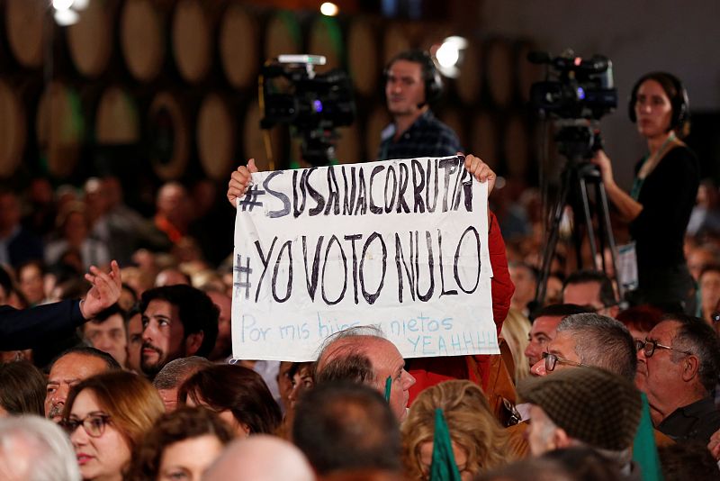 Una mujer protagoniza una protesta durante el acto de Sánchez y Díaz