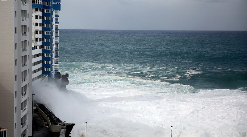 La costa de Tacoronte en Mesa del Mar, donde se han desalojado a varias familias de un edificio por rotura de cristales