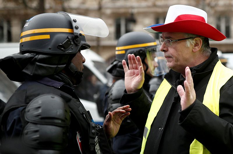 Un manifestante habla con un policía