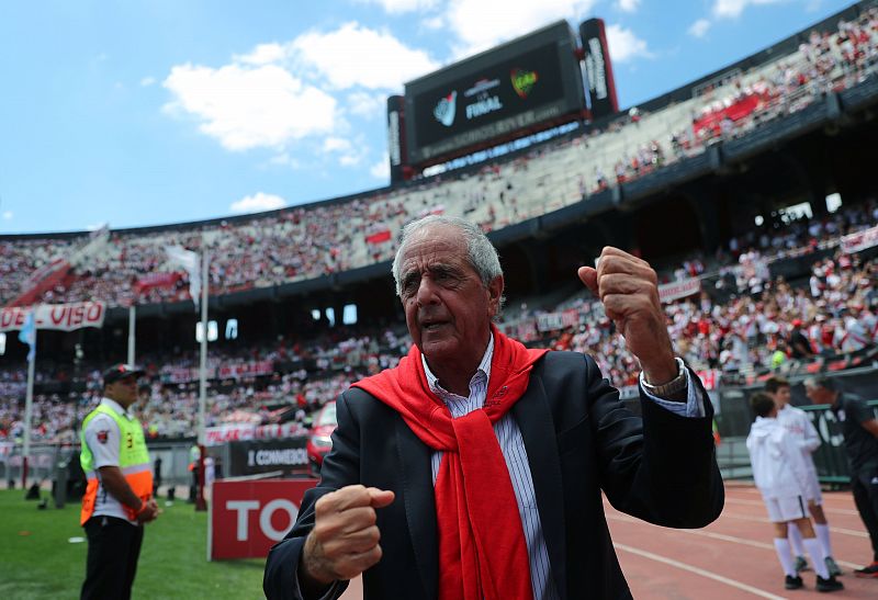 El presidente de River saluda a la afición antes de la final