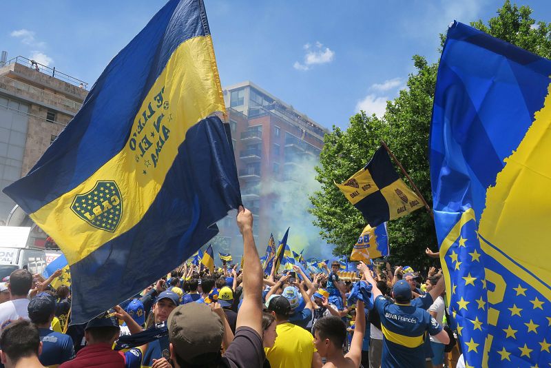 Seguidores de Boca Juniors animan antes del partido de la final de la Copa Libertadores, afuera del hotel donde se concentra el equipo en Buenos Aires