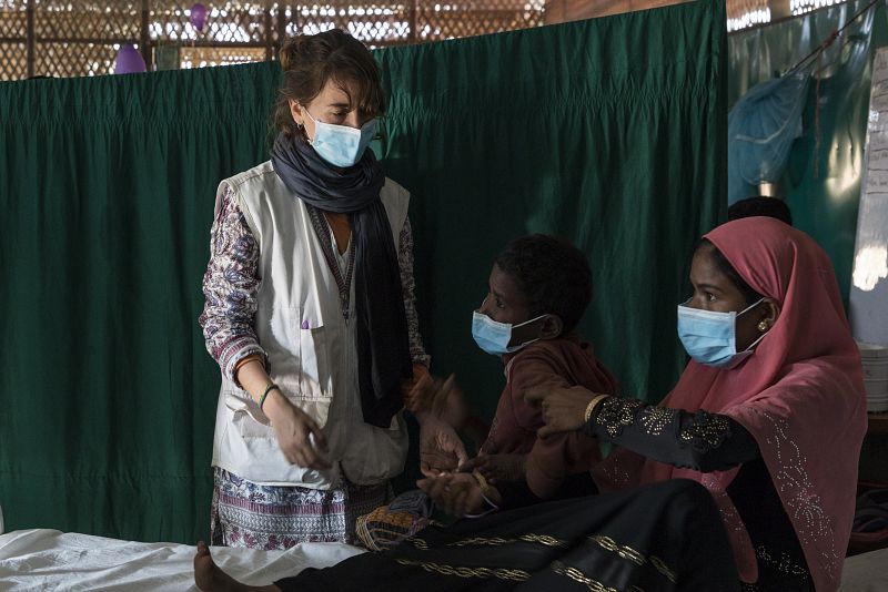 Carla Pla, enfermera de MSF, habla con dos pacientes ingresados como probables casos de difteria