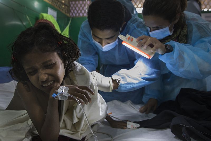 Una niña recibe la antitoxina diftérica en el Centro de Tratamiento de Difteria de MSF en Monaghan