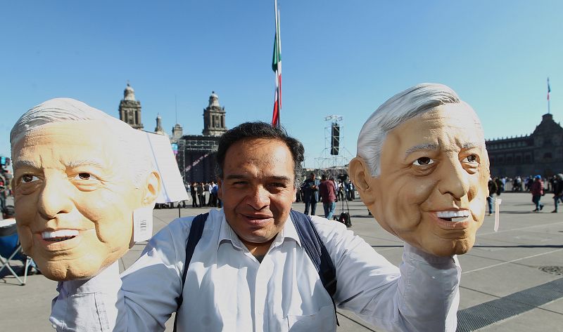 Un seguidor de Obrador en la plaza del Zócalo, en Ciudad de México