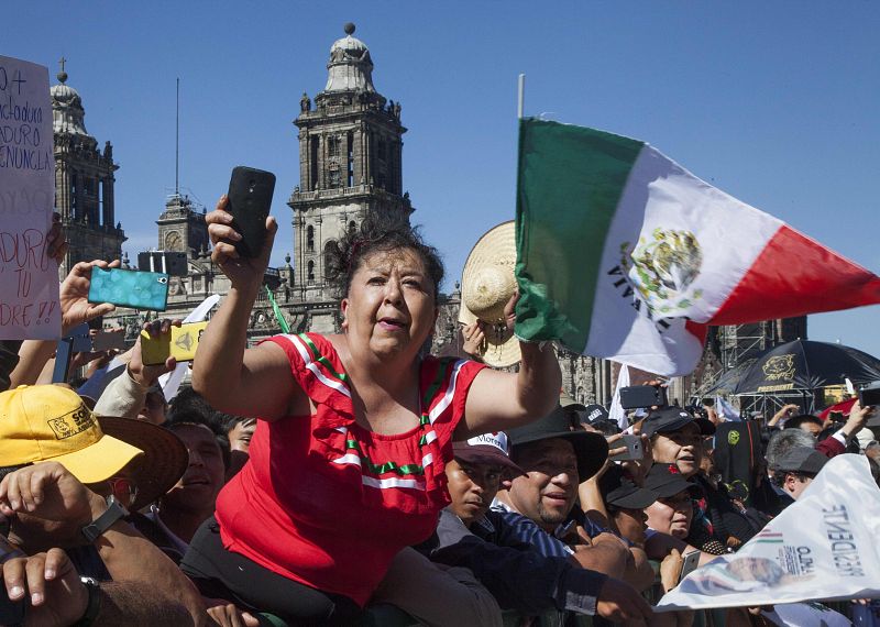 Simpatizantes de Obrador aclaman al nuevo presidente de México a su llegada al Palacio Nacional