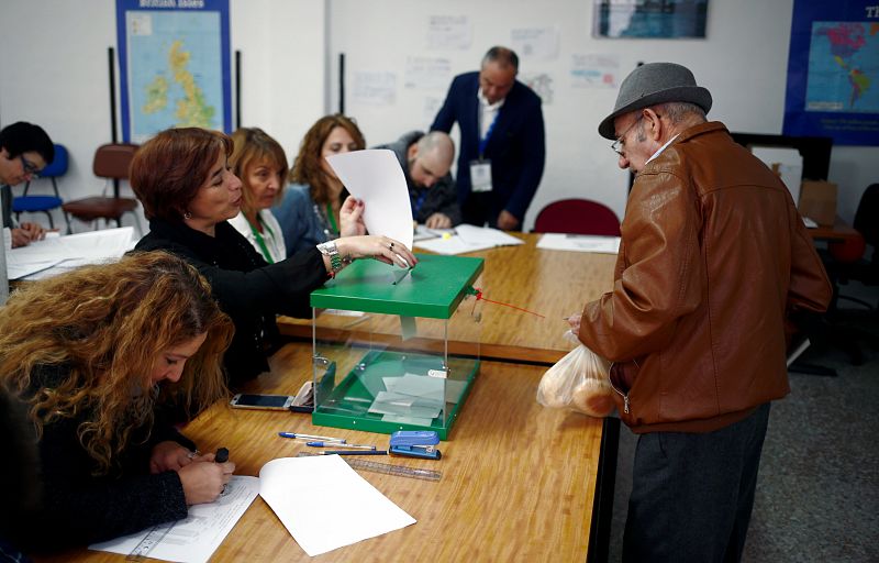 Más de 6 millones y medio de ciudadanos están llamados a votar en Andalucía, donde han abierto sus puertas la totalidad de los 3.800 colegios electorales.