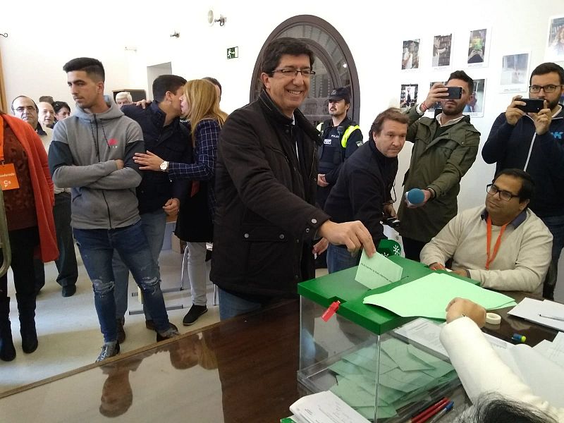 El candidato de Ciudadanos, Juan Marín, ha votado en la biblioteca municipal "Rafael de Pablos" de Sanlúcar de Barrameda.