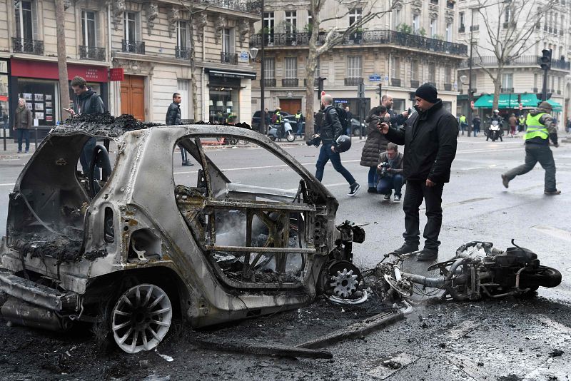 Un coche y una moto calcinados en el bulevar Courcelles