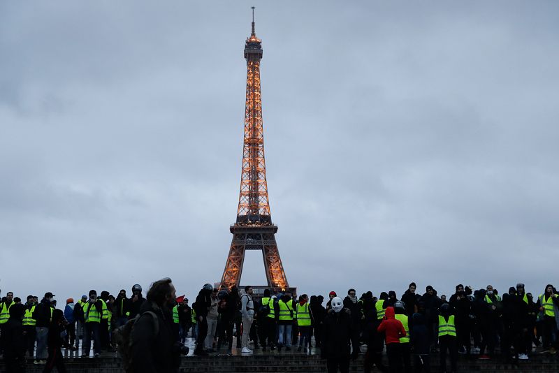 Manifestantes en la explanada del Trocadero frente a la Torre Eiffel