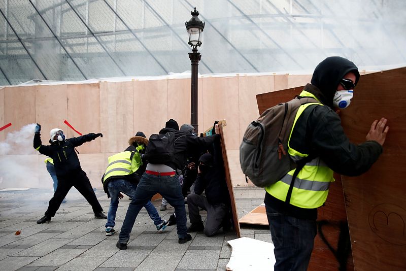 Un grupo de manifestantes arroja objetos a la policía