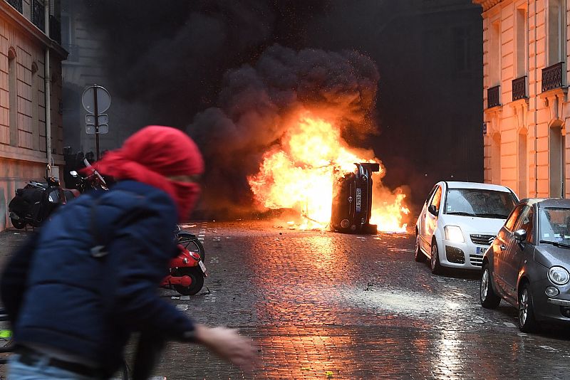 Un coche arde en las inmediaciones de los Campos Elíseos