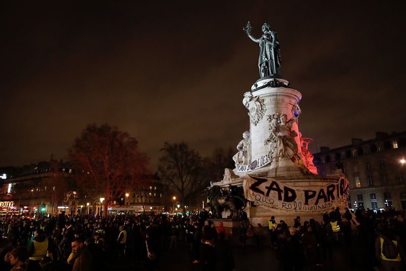 Los manifestantes se congregan en la plaza de la República