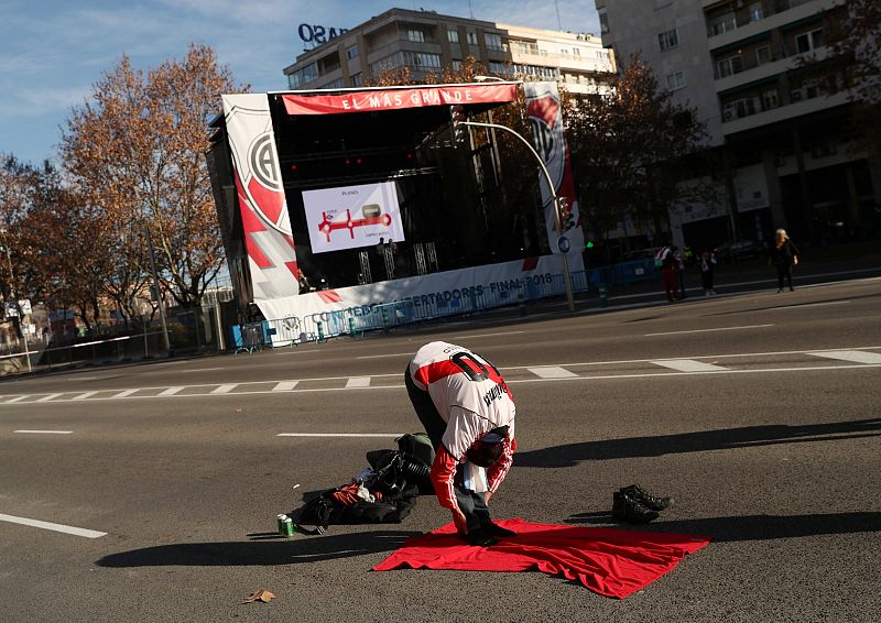 Un aficionado de River Plate en la fan zone de los 'millonarios' de Cuzco.