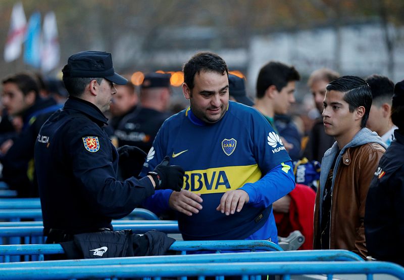 Los aficionados comienzan a pasar los controles de seguridad para acceder al estadio.