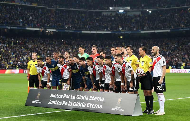 Ambos equipos posan antes del inicio de la final.