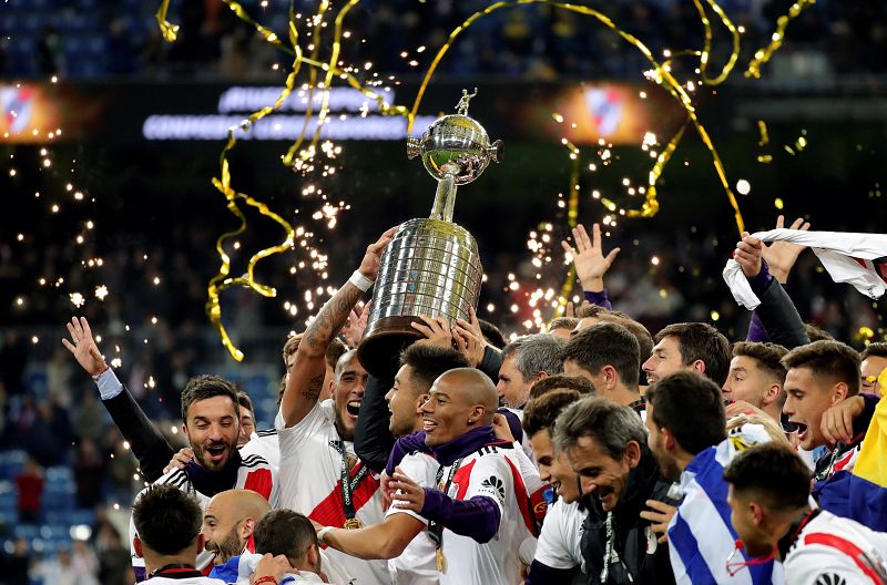 Los jugadores de River Plate en el podio tras vencer a Boca Juniors.