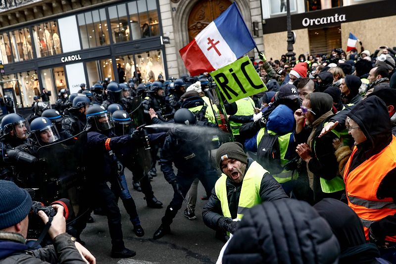 Los manifestantes forcejean con la Policía