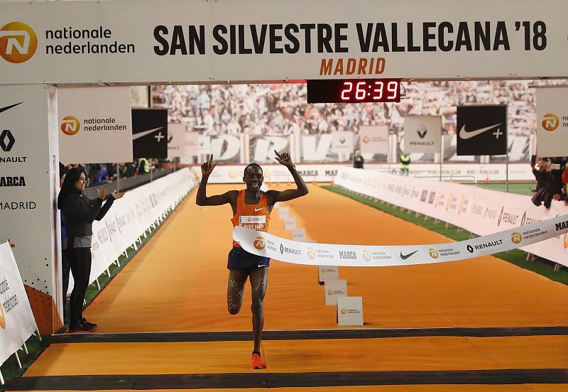 El ugandés Jacob Kiplimo entra vencedor en la San Silvestre Vallecana, la emblemática carrera de 10.000 metros del final de año en Madrid.