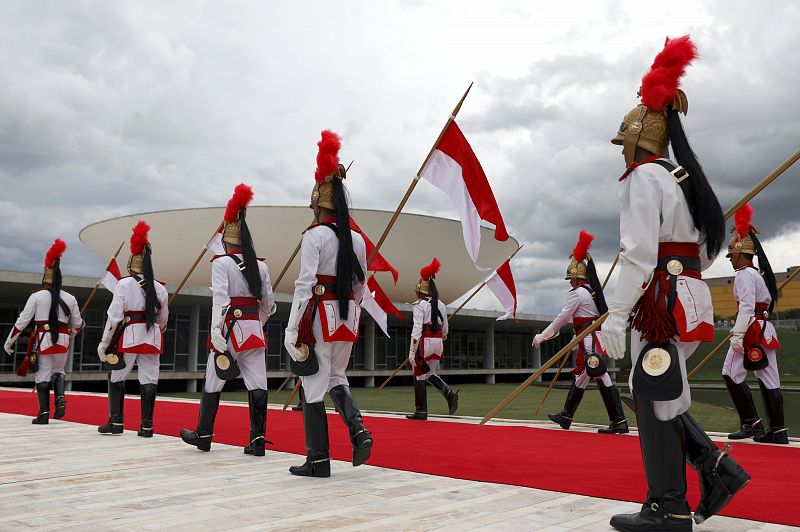 Guardias oficiales desfilan en el exterior del Congreso en Brasilia