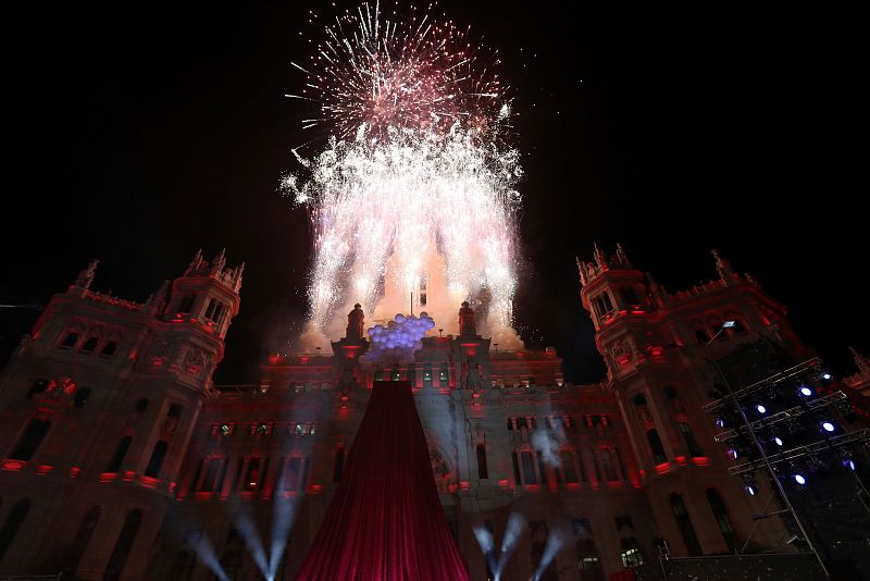 Luces y fuegos artificiales iluminan el Ayuntamiento de Madrid tras la cabalgata de los Reyes Magos