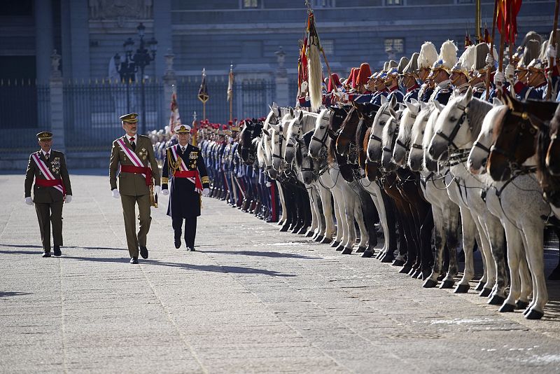 El rey Felipe VI pasa revista a las tropas en el Palacio Real durante la celebración de la Pascua Militar