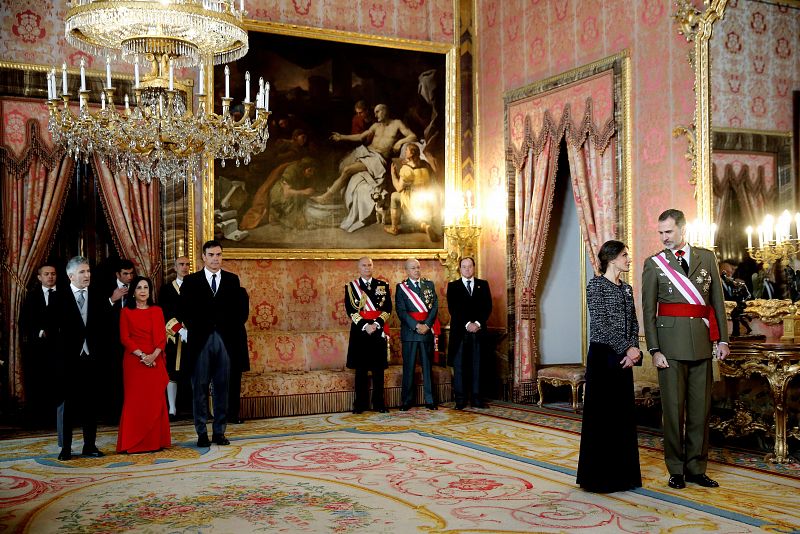 La ministra de Defensa, Margarita Robles, el ministro del Interior Fernando Grande-Marlaska, el presidente del gobierno Pedro Sánchez, el rey Felipe VI y la reina Letizia durante la celebración de la Pascua Militar en el Palacio Real