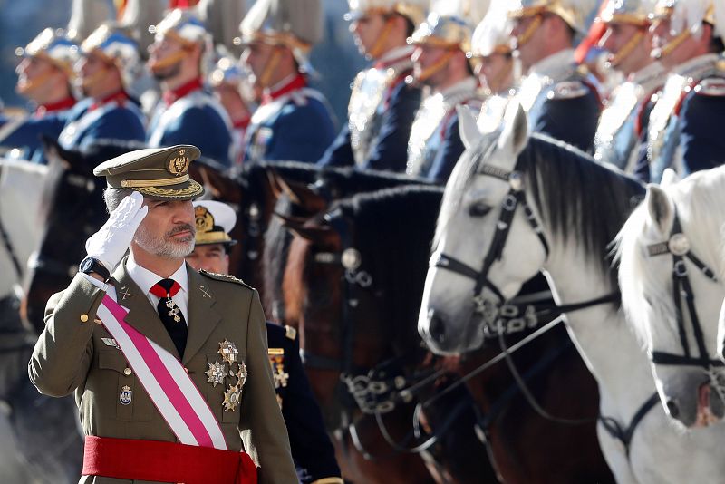 Felipe VI pasa revista durante la celebración de la Pascua Militar en el Palacio Real