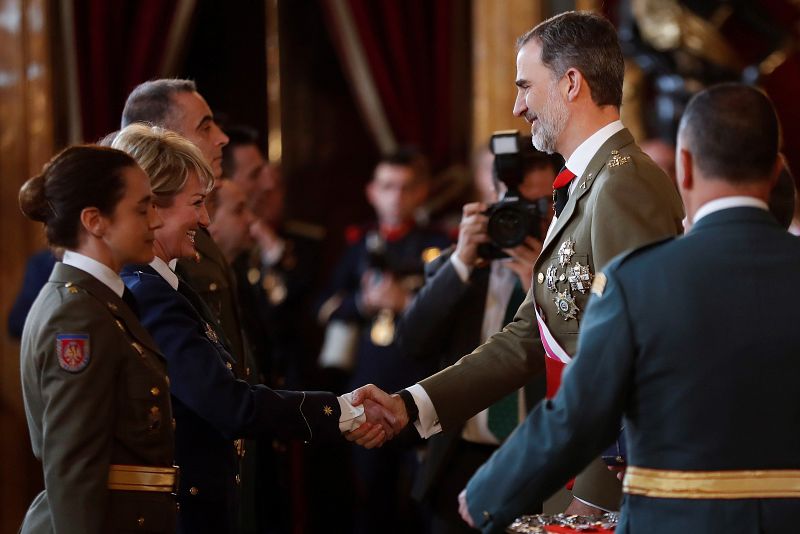El rey Felipe VI saluda a varios militares durante la celebración de la Pascua Militar en el Palacio Real
