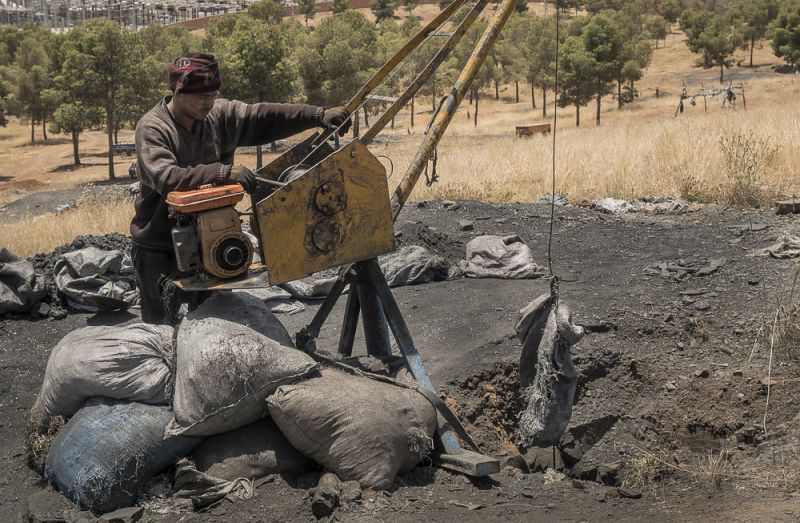 Parte del trabajo arriba consiste en bajar y subir bolsas de carbón