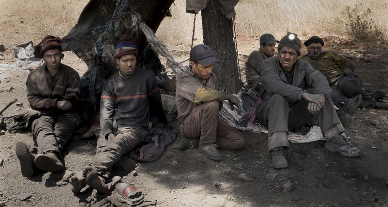 Cansancio de mineros marroquíes junto a la mina