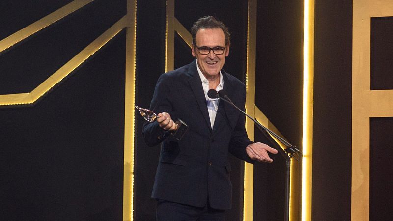 Alberto Iglesias con el premio por mejor música original por 'Quién te cantará'