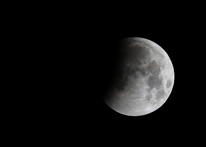 Momento del eclipse lunar visto desde Viena, Austria