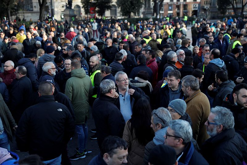 Los taxistas de Barcelona votan en asamblea si ponen fin a la huelga